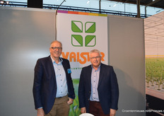 Nic Poot (WestFlex) en Arco van der Hout in de stand van Valstar Plantenkwekerij.